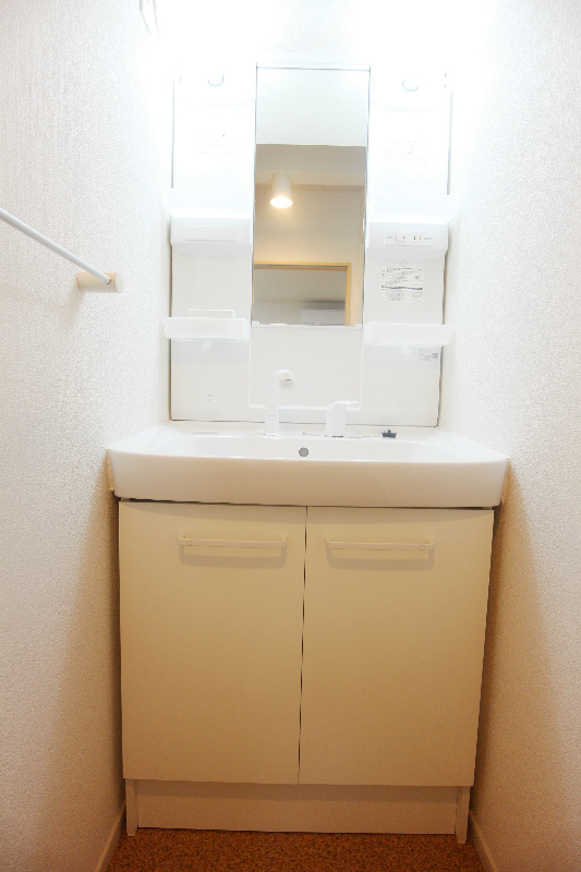 洗面設備　洗面化粧台※別号室の参考写真になります。