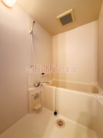 バス・シャワールーム　コンパクトで使いやすいお風呂です