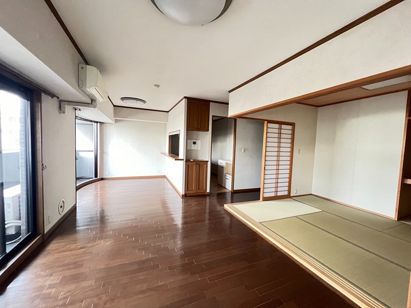 アーバンタワーネクサス岩国 205の居間写真