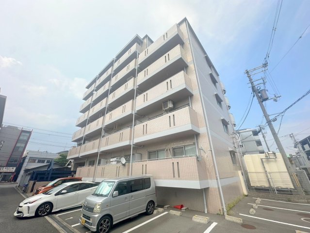 建物外観　人気の学校区にあるファミリータイプのマンションです。