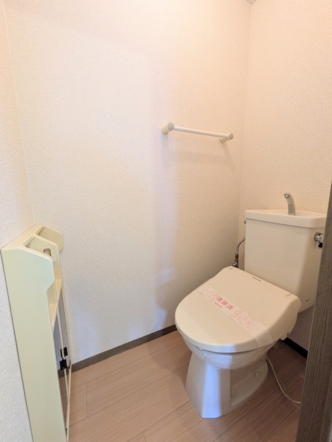 トイレ　★トイレは嬉しい洗浄機能付き便座です♪★