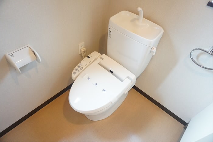 小田急線 東北沢駅 徒歩3分 4階建 築16年のトイレ写真