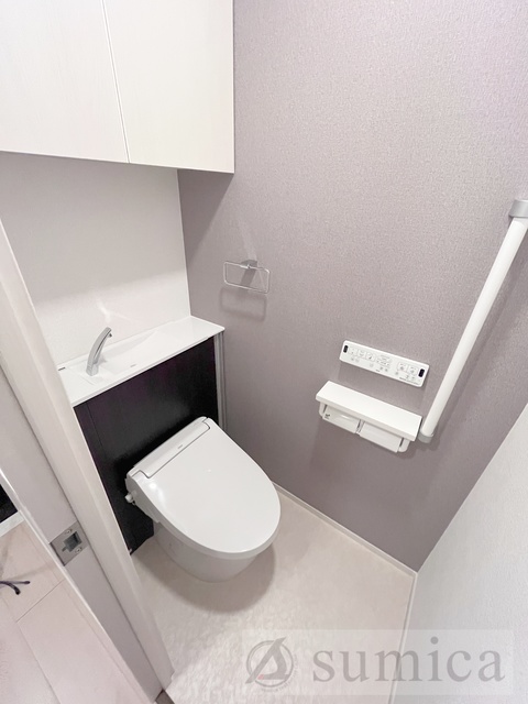 トイレ　人気アイテムの温水洗浄便座。清潔感のあるトイレです。