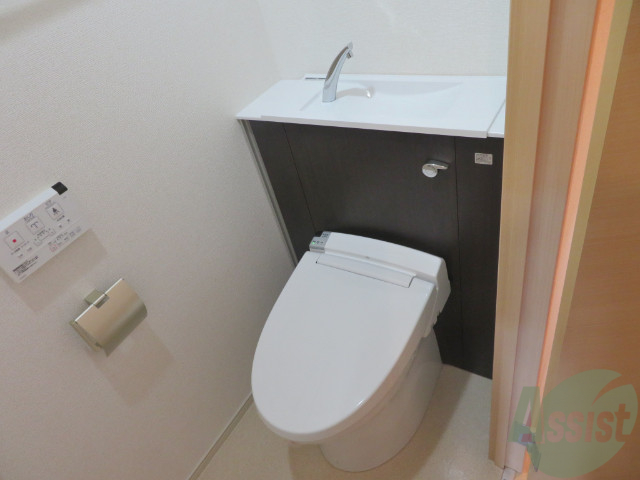 トイレ　トイレは温水洗浄便座です。便利ですよね。写真は反転タイプです