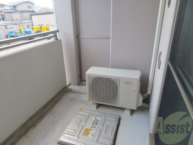 バルコニー　広めになっております。洗濯も捗りそう。写真は反転タイプです。