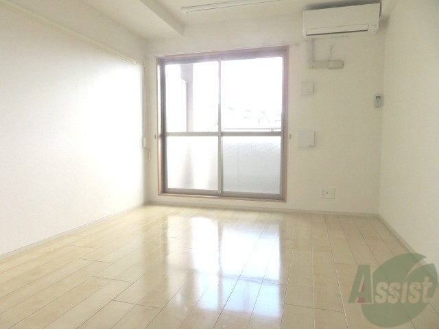 居室・リビング　７．４帖と広々としたお部屋です。写真は反転タイプです。