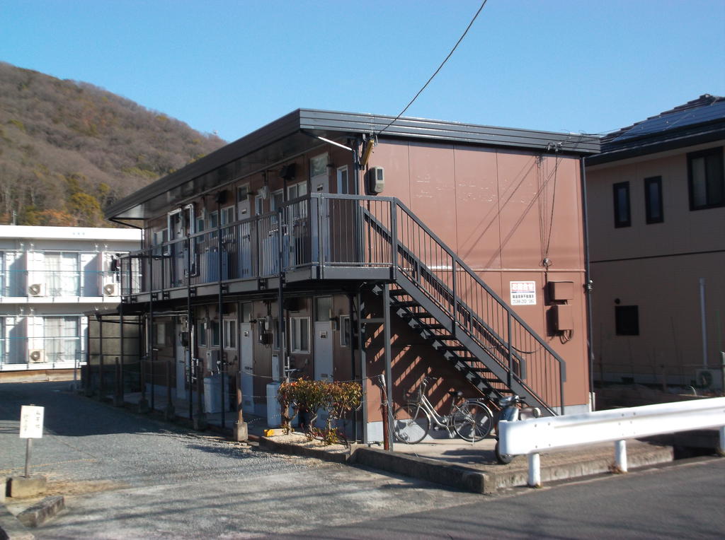 岡山市北区津島東のアパートの建物外観