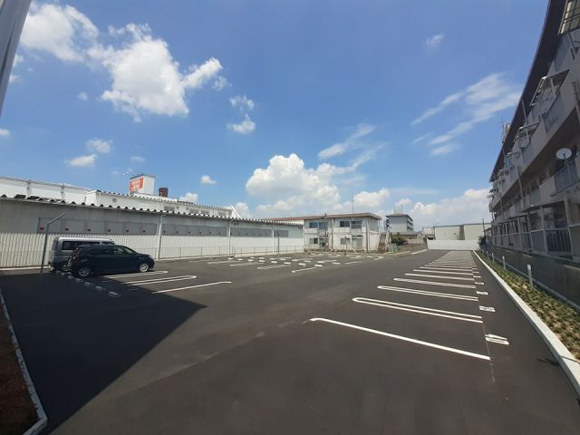 【橿原市葛本町のマンションの駐車場】