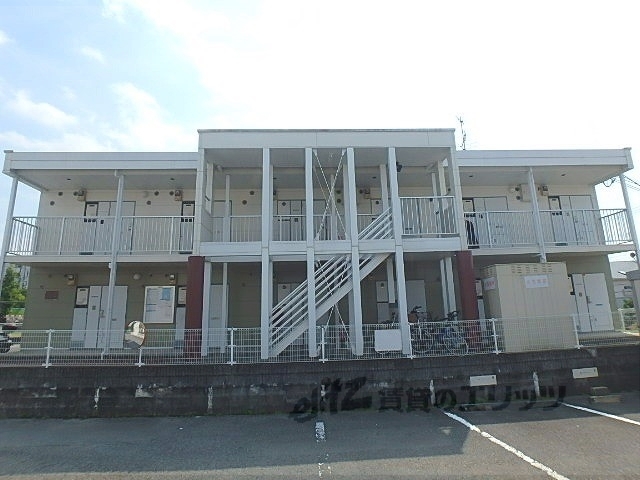 八幡市男山泉のアパートの建物外観