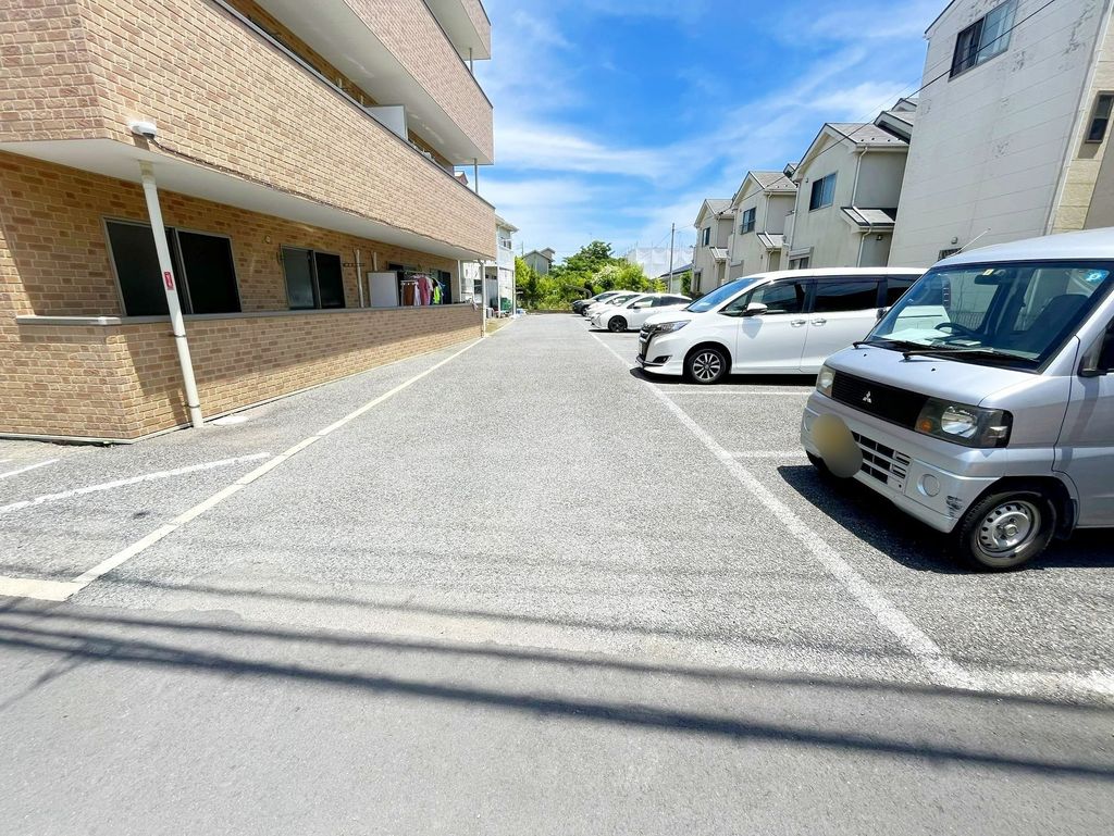 【茅ヶ崎市柳島海岸のマンションの駐車場】