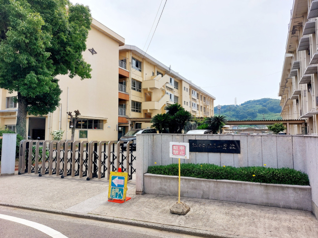 【松山市別府町のマンションの小学校】