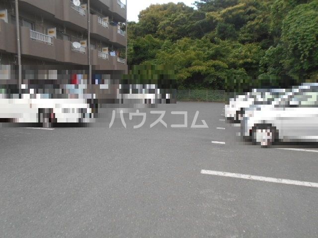 【磐田市西貝塚のマンションの駐車場】