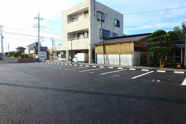 【ハピネスの駐車場】