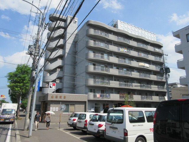 札幌市東区北七条東のマンションの建物外観