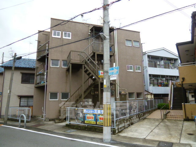 茨木市春日のマンションの建物外観