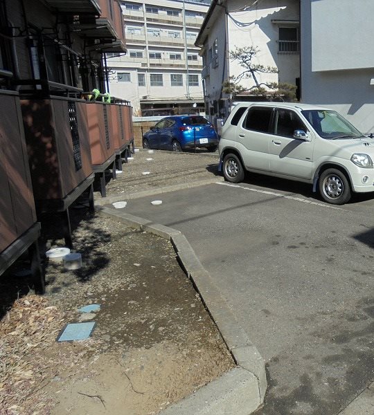 【松本市渚のアパートの駐車場】