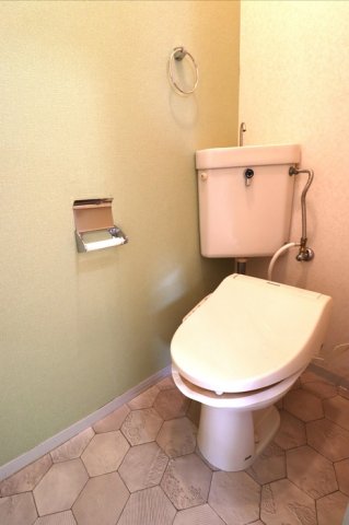 トイレ　落ち着いた色調のトイレです