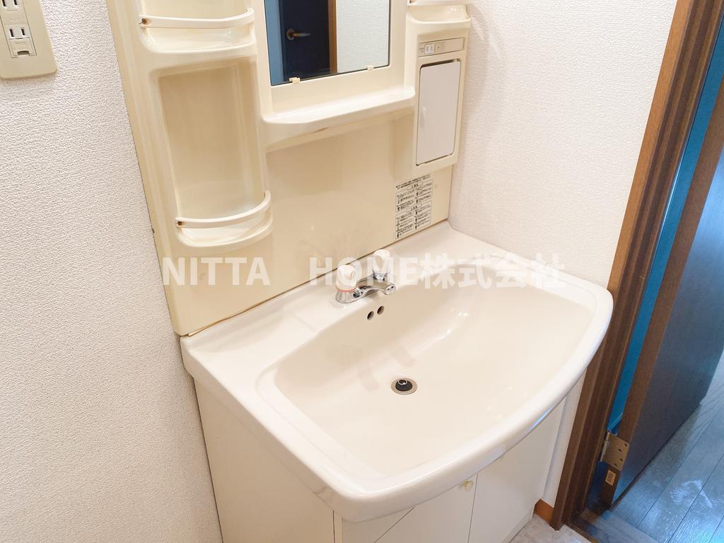 洗面設備　シャワー付きの洗面台朝の準備も楽々です♪