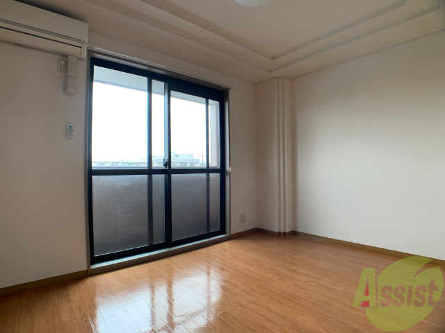 居室・リビング　リビングは陽当たり良く広々した空間ですよ～