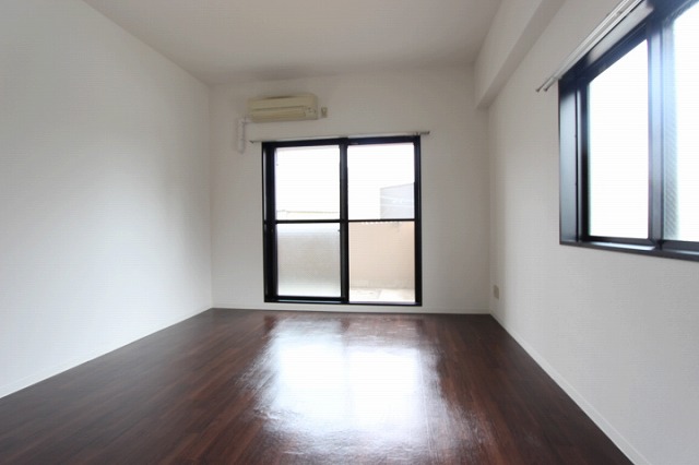 居室・リビング　同物件別部屋