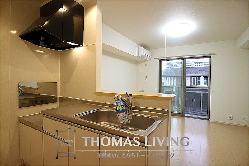 エントランス　人気のカウンターキッチンタイプで作業が捗りますね。