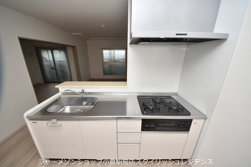 キッチン　※床・建具などは部屋により異なる為、現況を優先致します。