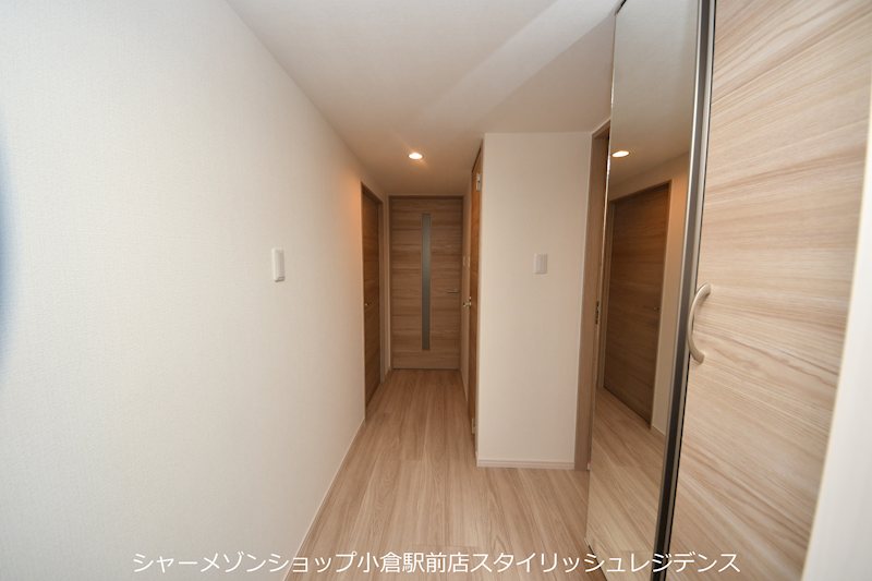玄関　※床・建具などは部屋により異なる為、現況を優先致します。