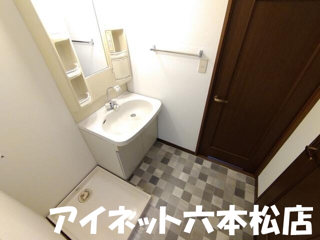 洗面設備　朝の支度はこちらでどうぞ。