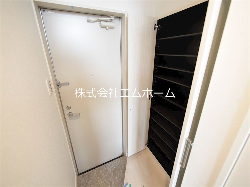 玄関　玄関　シューズボックス（収納充実してます）同型写真