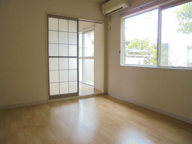 居室・リビング　写真は102号室です（参考）