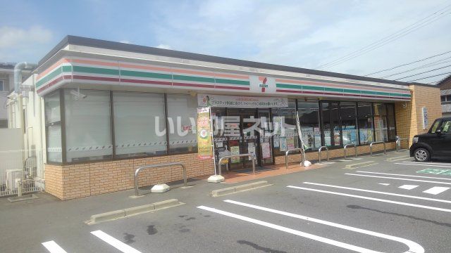コンビニ　セブンイレブン鈴鹿道伯5丁目店（コンビニ）まで53m