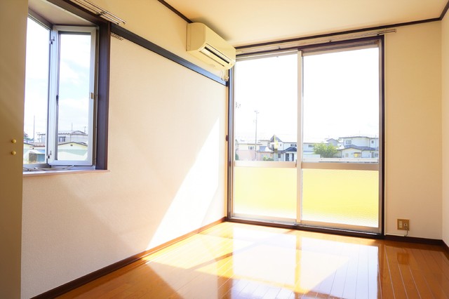 居室・リビング　南向きの洋室６帖