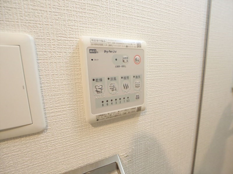 その他設備　浴室暖房乾燥機付き