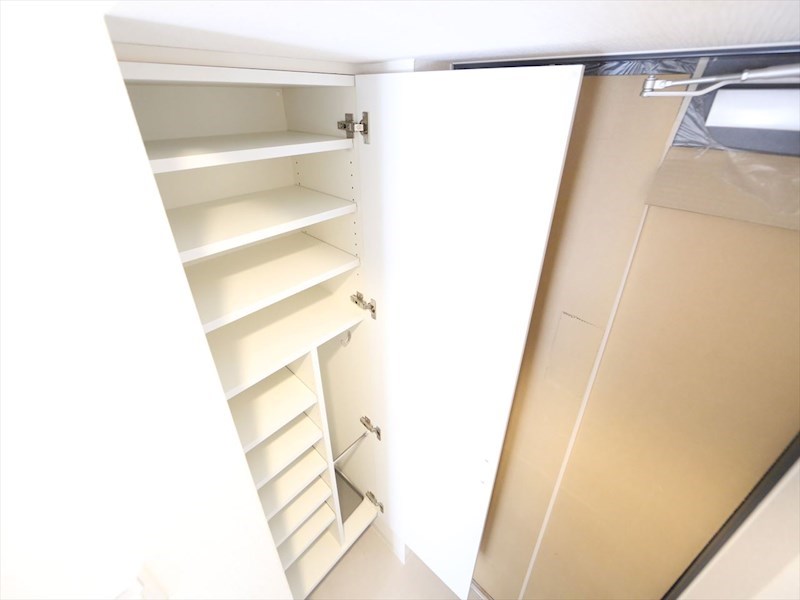 玄関　玄関　シューズボックス付（収納充実してます）