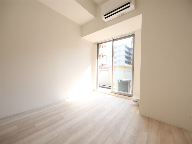 バルコニー　洋室8帖　エアコン完備　クローゼット付　バルコニー