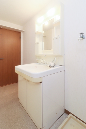 洗面設備　同号・別部屋の写真を使用しています。現況を優先します。