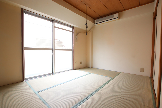 居室・リビング　照明は残置物となります。