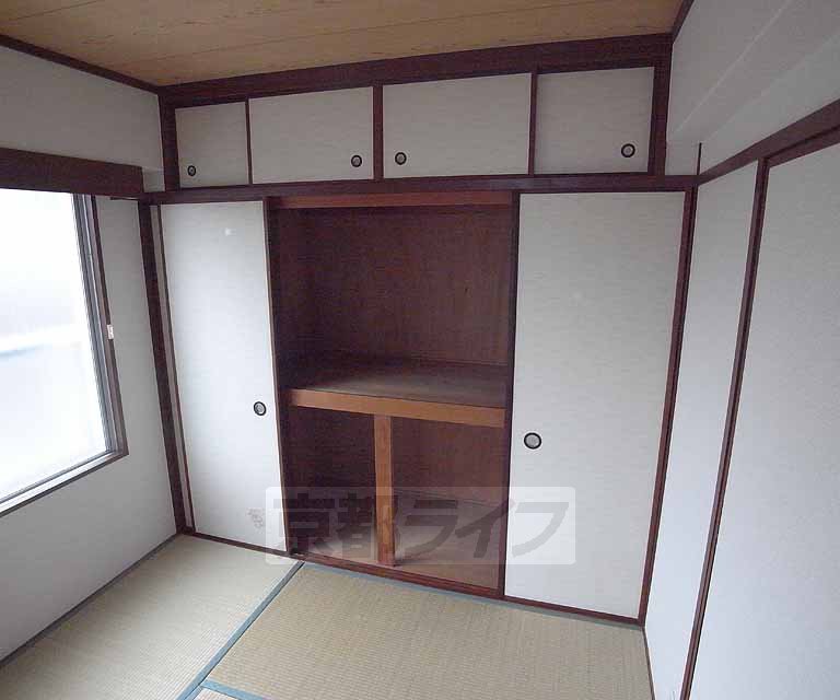 収納　壁一面の押入れです。