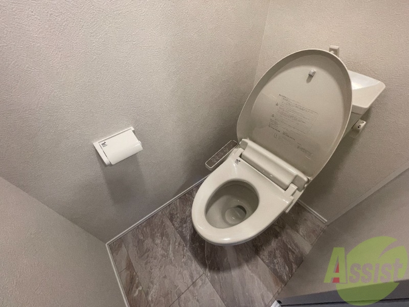 トイレ　トイレは温水洗浄便座なのが嬉しいポイントですね。