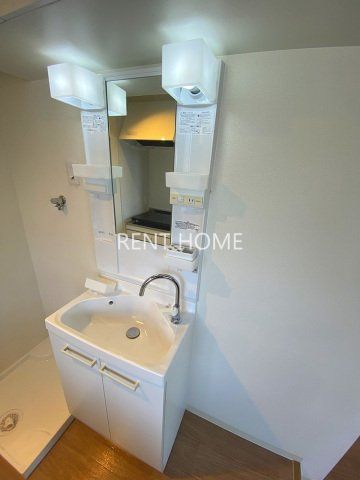 洗面設備　使い勝手の良いシャンプードレッサー・室内洗濯パン完備