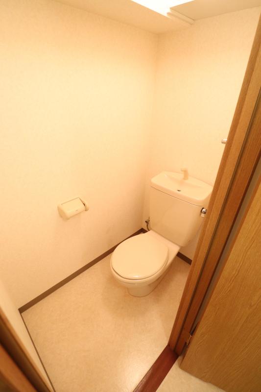 トイレ　トイレ　上部に収納棚あり