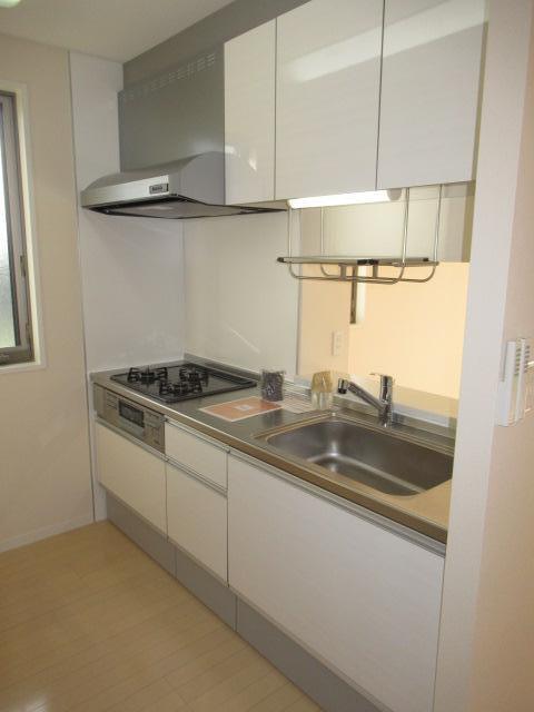 キッチン　広めのバルコニーですよ