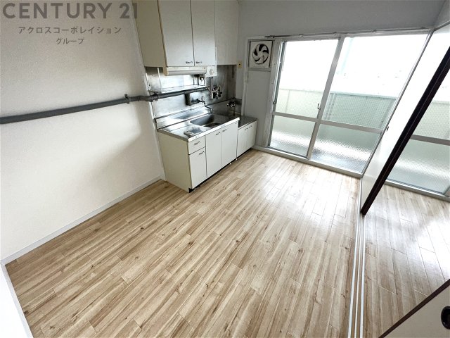 居室・リビング　床色が明るい色合いでとても綺麗です☆