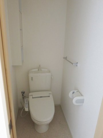 トイレ　落ち着いた色調のトイレです