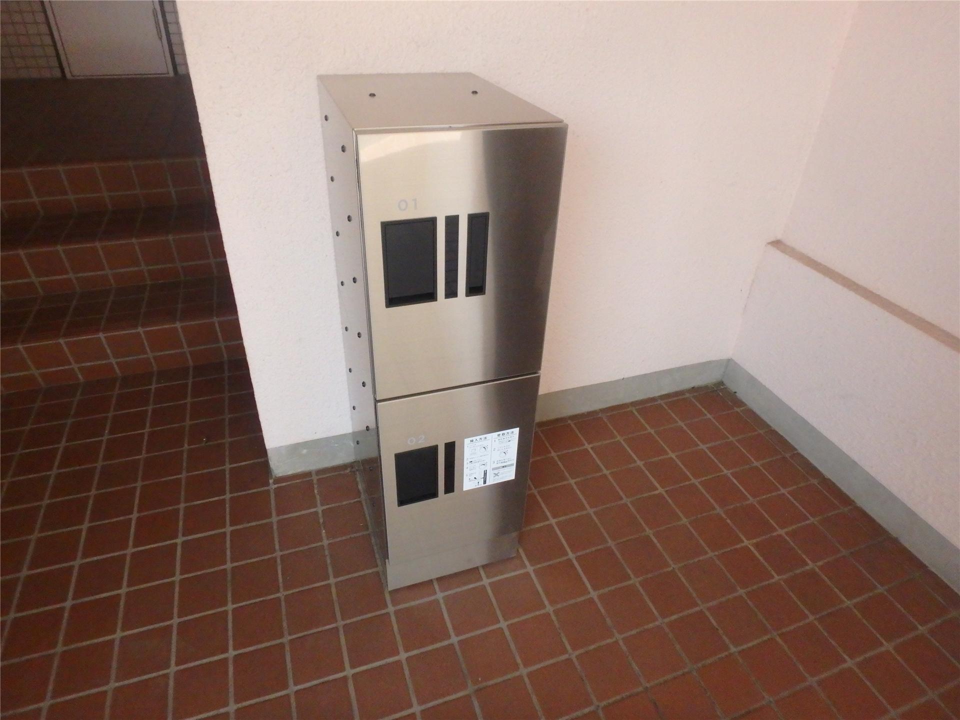 その他　エントランスに宅配ボックスが設置されています