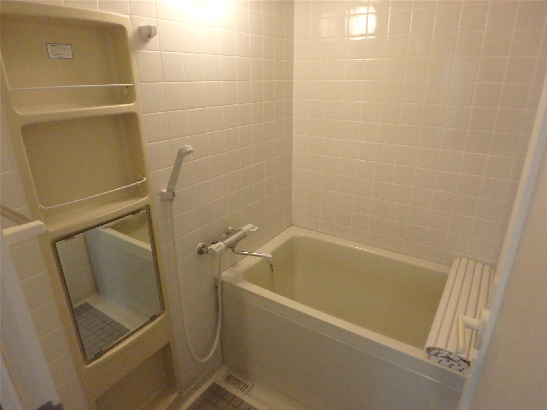 バス・シャワールーム　追焚機能付きのお風呂です