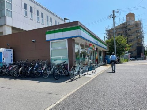 コンビニ　ファミリーマート 近鉄烏森駅前店（コンビニ）まで665m