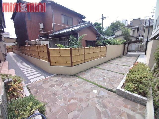 エントランス　物件の敷地内（和の雰囲気でオシャレです）