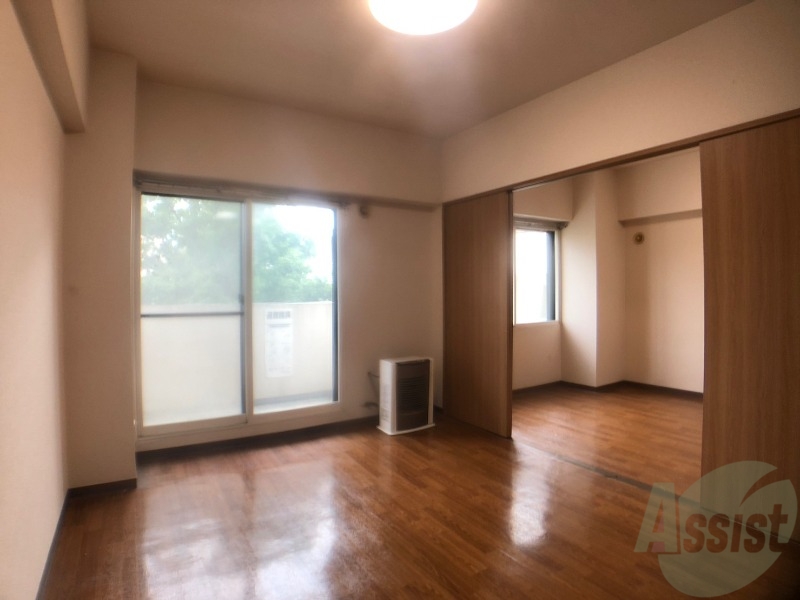 居室・リビング　日当たりが良くて心地よく過ごせそうなお部屋です。