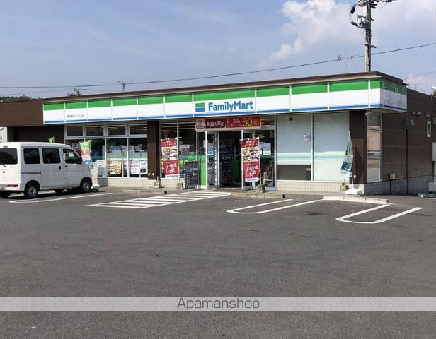 コンビニ　ファミリーマート（コンビニ）まで300m